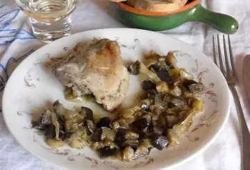 POLLO CON MELANZANE E PORRO