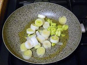 Pollo con melanzane e porro preparazione 0