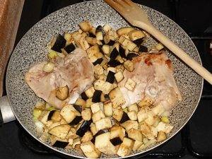 Pollo con melanzane e porro preparazione 2