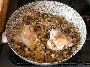 Pollo con melanzane e porro preparazione 6