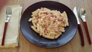 Fusilli con panna e pancetta