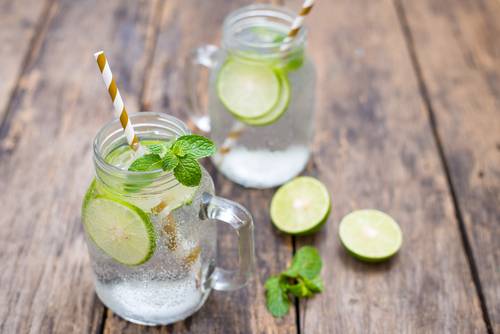 Acqua e limone: benefici e controindicazioni