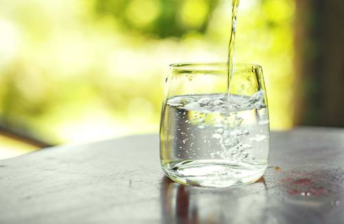 Bere acqua durante il giorno: consigli per berne di più
