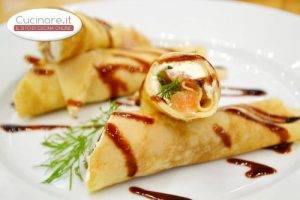 Crepes_con_salmone_affumicato_e_petali_di_rosa