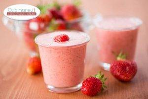 Smoothie alla rosa con fragole e banana