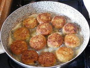 Polpette di Pollo fritte con melanzane preparazione 9