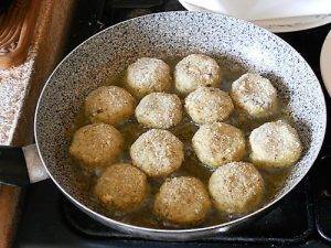 Polpette di Pollo fritte con melanzane preparazione 8