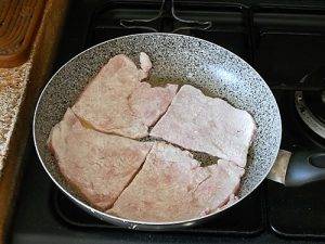 Scaloppine alla pizzaiola, un secondo facile e veloce! preparazione 3