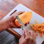 pulire e tagliare la papaya