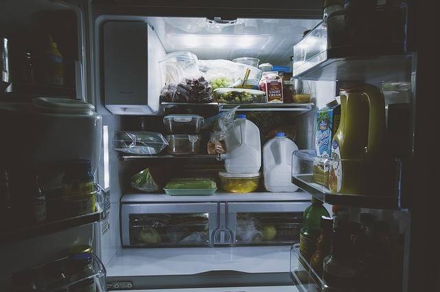 Ospite a sorpresa? Ecco 10 cose che non devono mancare mai nel tuo frigo