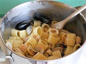 Calamarata del pescatore al cartoccio preparazione 7