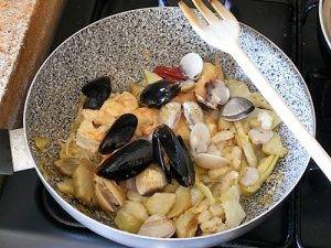 Gamberi e frutti di mare alla romana preparazione 5