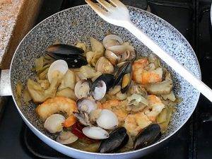 Gamberi e frutti di mare alla romana preparazione 6