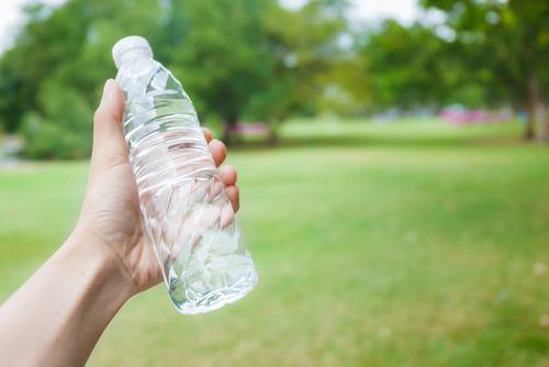 Riciclare le bottiglie di plastica: pro e contro