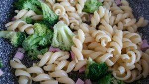 Pasta Con Cavolfiore Verde, piatto tutto da gustare preparazione 4