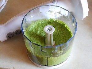 Pesto alla rucola, la salsa senza cottura preparazione 4