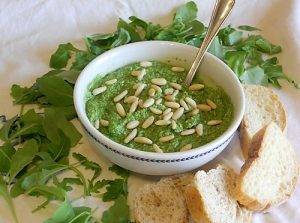 Pesto alla rucola, la salsa senza cottura preparazione 5