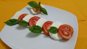 Insalata caprese, i colori e i sapori dell'italia preparazione 2