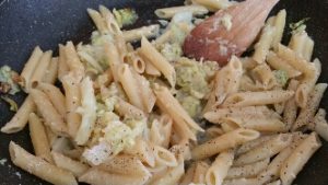 Pasta con la verza, il piatto ideale anche per i vegetariani preparazione 7