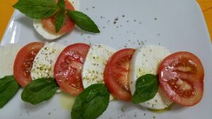 Insalata caprese, i colori e i sapori dell'italia preparazione 3