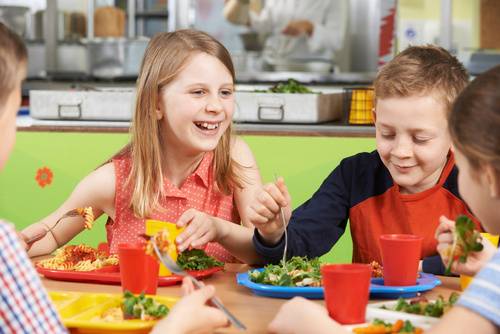 Buone regole per i bambini: cosa non fare a tavola