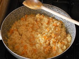 Risotto alle carote, un primo piatto sano e gustoso preparazione 9