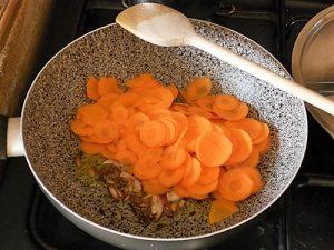 Risotto alle carote, un primo piatto sano e gustoso preparazione 2