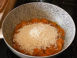 Risotto alle carote, un primo piatto sano e gustoso preparazione 5