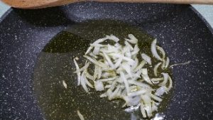 Pasta con tonno e cipolle, un primo da gustare preparazione 0