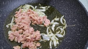 Pasta con tonno e cipolle, un primo da gustare preparazione 1