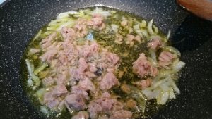 Pasta con tonno e cipolle, un primo da gustare preparazione 2