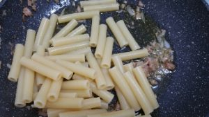 Pasta con tonno e cipolle, un primo da gustare preparazione 3