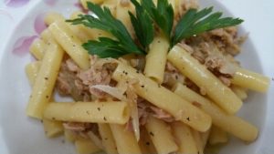 Pasta con tonno e cipolle, un primo da gustare preparazione 4