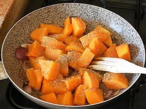 Lasagne di halloween con curiosi ragnetti preparazione 1