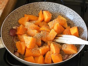 Lasagne di halloween con curiosi ragnetti preparazione 1