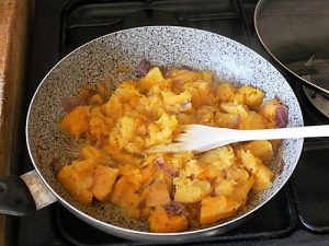 Lasagne di halloween con curiosi ragnetti preparazione 2