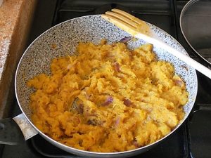 Lasagne di halloween con curiosi ragnetti preparazione 3