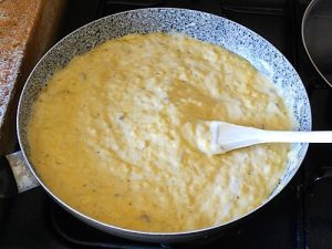 Lasagne di halloween con curiosi ragnetti preparazione 5