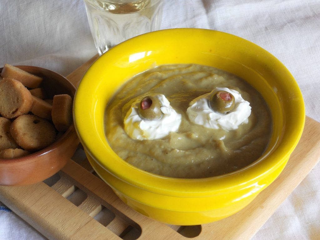 Vellutata di cavolfiore con occhietti di halloween