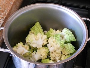 Vellutata di cavolfiore con occhietti di halloween preparazione 2