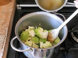 Vellutata di cavolfiore con occhietti di halloween preparazione 3