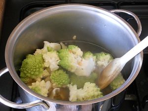 Vellutata di cavolfiore con occhietti di halloween preparazione 4