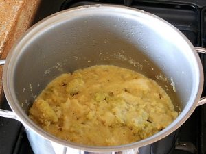 Vellutata di cavolfiore con occhietti di halloween preparazione 5