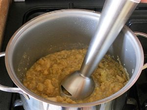 Vellutata di cavolfiore con occhietti di halloween preparazione 7