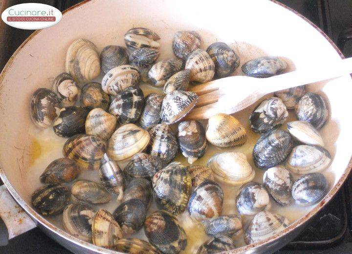 Bavette allo Zafferano con Vongole veraci e granella di Pomodoro preparazione 3