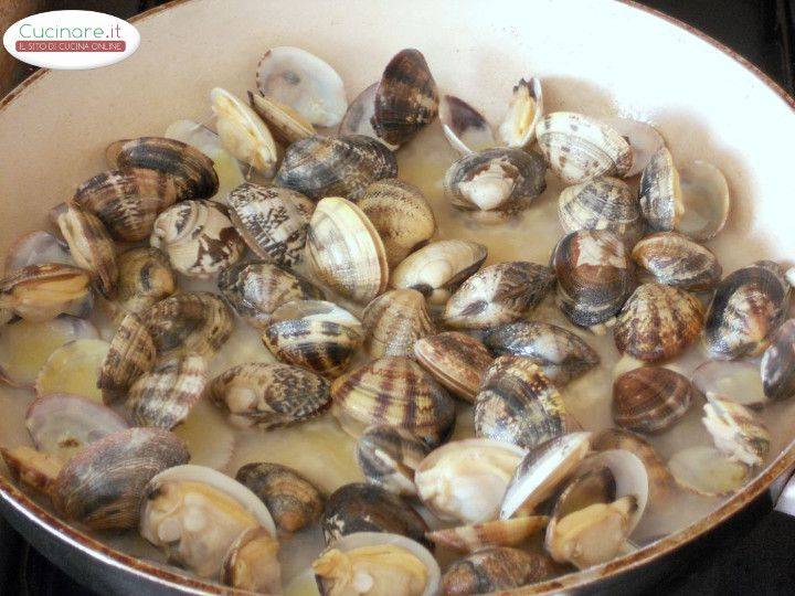 Bavette allo Zafferano con Vongole veraci e granella di Pomodoro preparazione 4