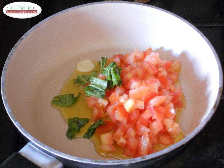 Bavette allo Zafferano con Vongole veraci e granella di Pomodoro preparazione 6