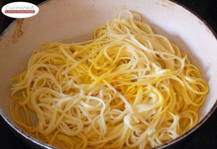 Bavette allo Zafferano con Vongole veraci e granella di Pomodoro preparazione 11