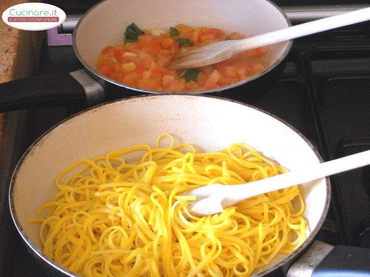 Bavette allo Zafferano con Vongole veraci e granella di Pomodoro preparazione 13