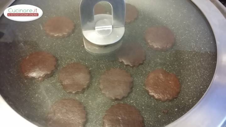 Biscotti in padella al Cacao ripieni preparazione 6